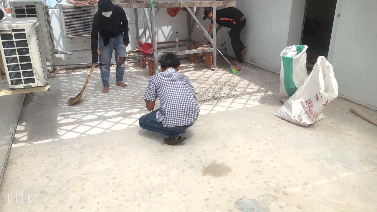 hình ảnh thợ chống thấm sân thượng tại quận 4 TPHCM